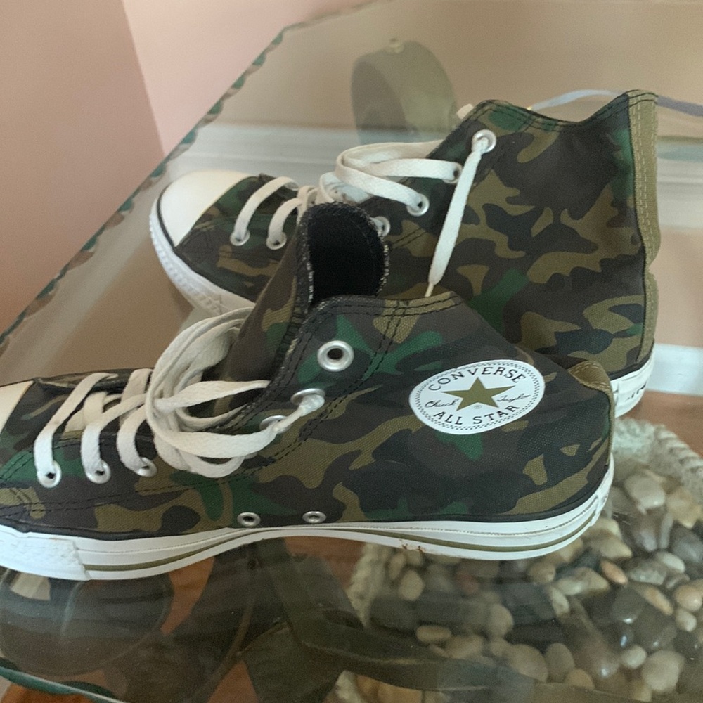 Converses Men 10 Women 12